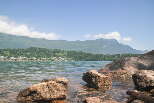 晴朗天气下的湖面