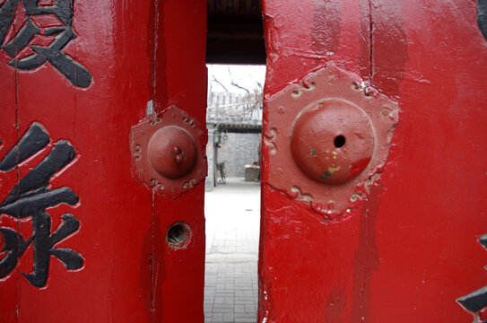 北京胡同的老旧大门
