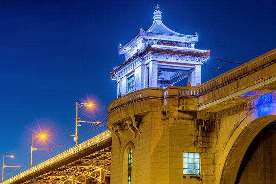 中国湖北武汉长江大桥夜景风光