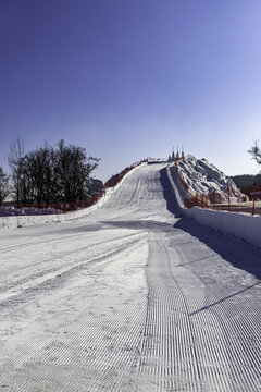 古堡和滑梯雪雕景观