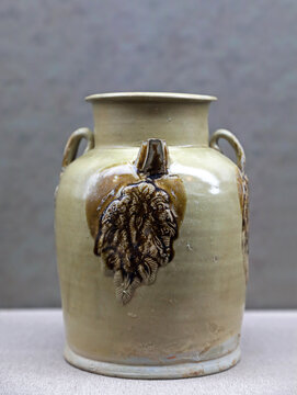 唐代长沙窑青釉褐斑瓷壶