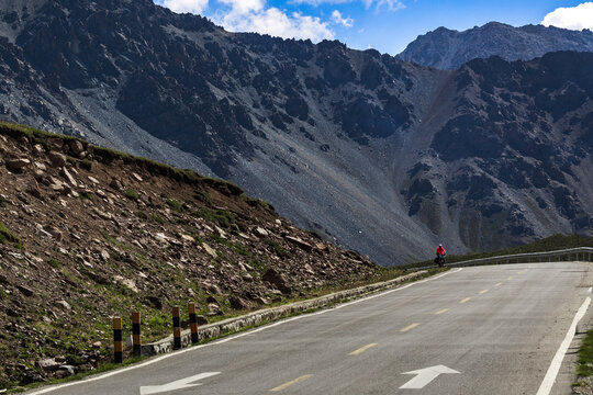 穿越天山的独库公路