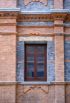 上海石库门砖墙老建筑窗户特写