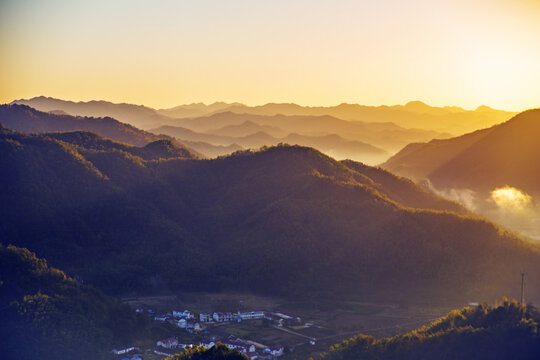 霍山屋脊山日出风光