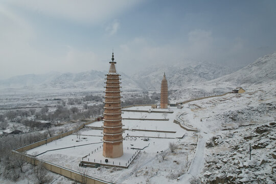 贺兰山大雪覆盖西夏拜寺口双塔