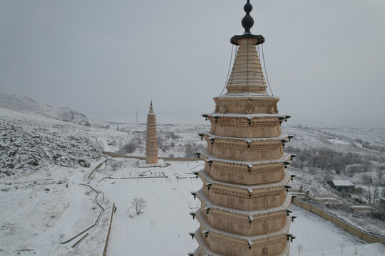 贺兰山大雪覆盖西夏拜寺口双塔