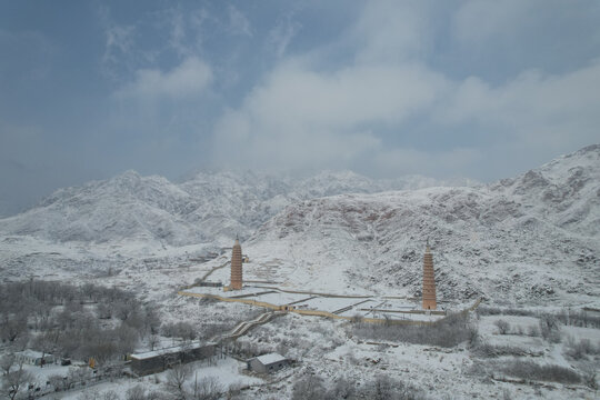 贺兰山大雪覆盖西夏拜寺口双塔