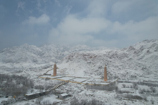 贺兰山大雪覆盖西夏拜寺口双塔