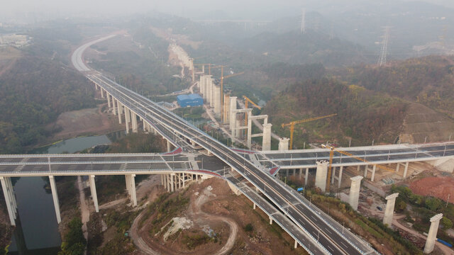 修建中的公路和桥墩