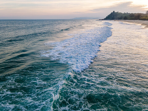 海浪沙滩海岸线