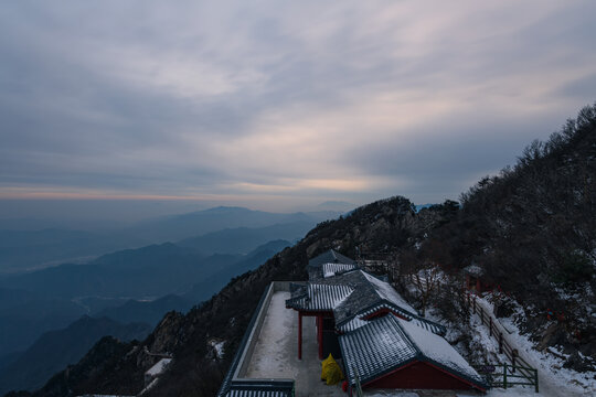 清晨的河南老君山山顶风景