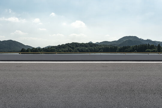 沥青路面和山峦美景