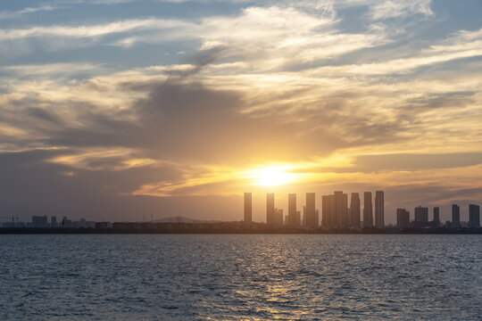 黄昏日落和城市海岸线海洋海景