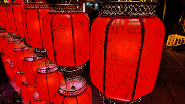 春节悬挂的红色灯笼