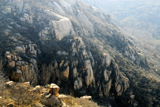 高山巍峨陡峭