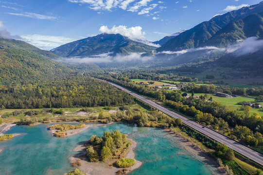 航拍阿尔卑斯山里的高速公路