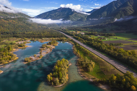 航拍阿尔卑斯山里的高速公路