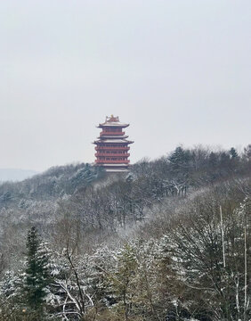 雪景中的三靖阁