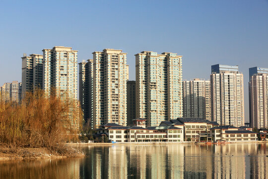 河岸建筑倒影