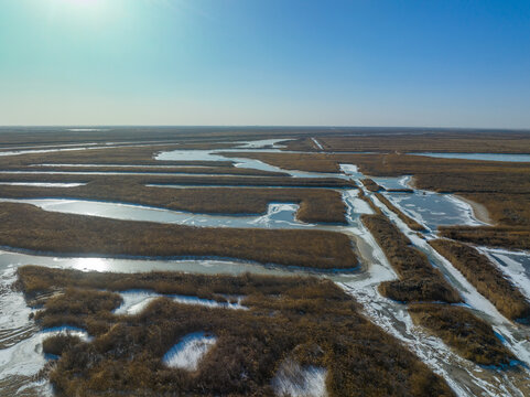 航拍冬日的黄河口湿地