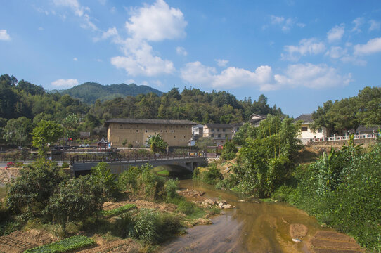 洪坑乡村小溪土楼景色