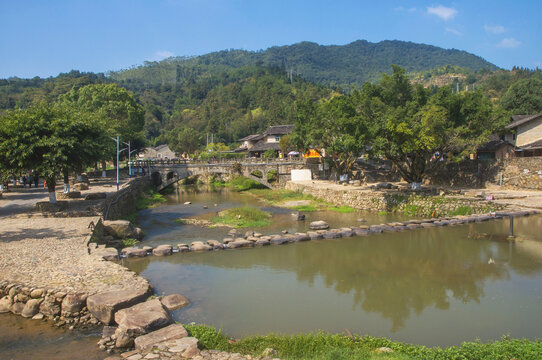 山村溪流风景