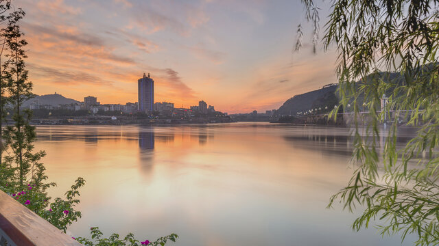 四川宜宾三江汇流晚霞自然风景