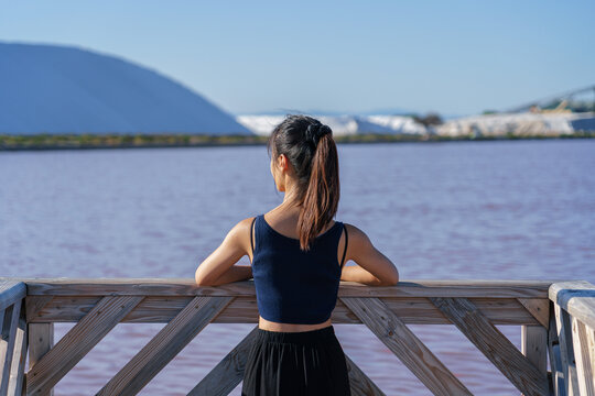 身穿运动上衣的亚洲女性