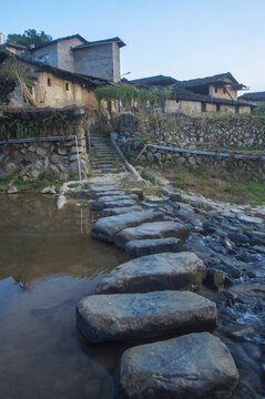 乡村鹅卵石小溪道路