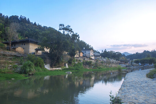 乡村小溪边傍晚风景