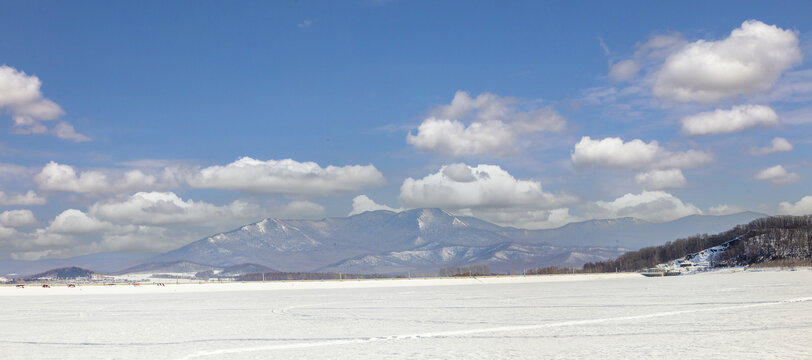 冬天封冻的水库冰雪风景