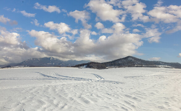 冬天封冻的水库冰雪风景