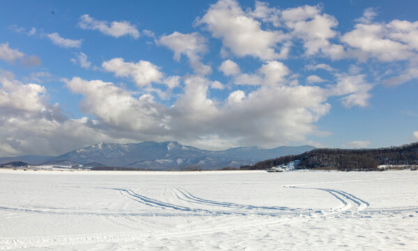 冬天封冻的水库冰雪风景