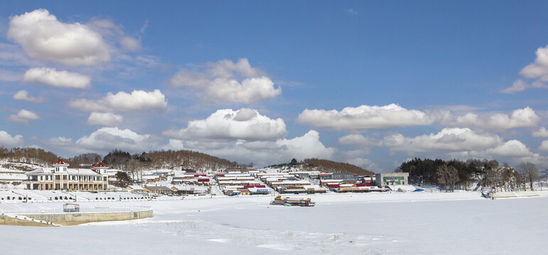 冬天封冻的水库冰雪风景