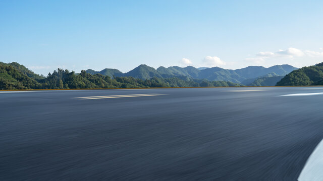 沥青公路和青山背景