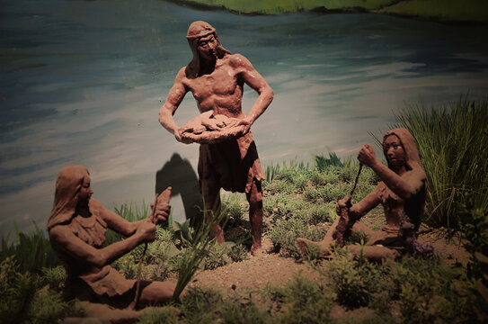 古人类生活场景雕塑