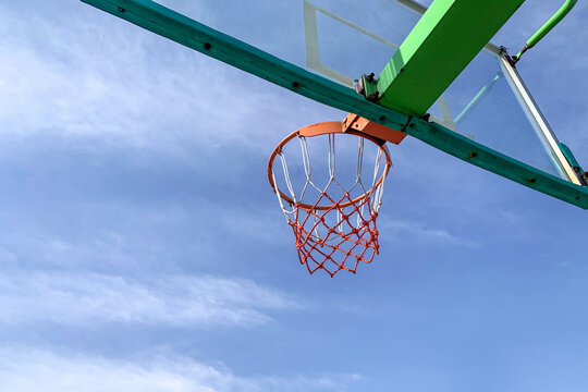 天空下的篮球筐