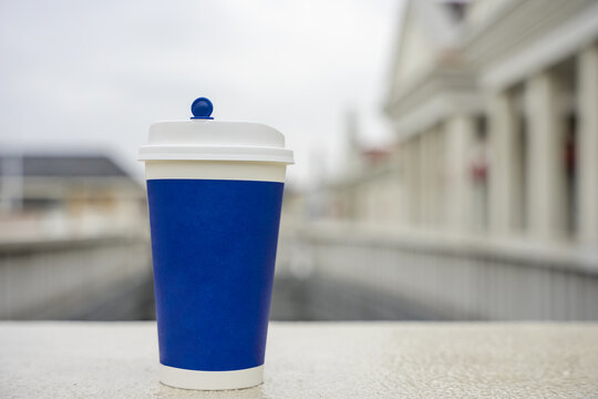 蓝色咖啡杯与民国建筑背景