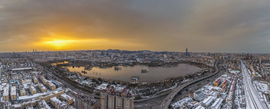 宽幅雪后大明湖晨光全景