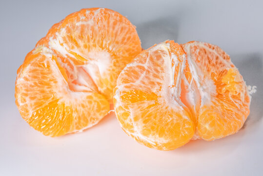 剥开的甘平橘子