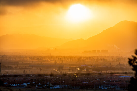 夕阳下远方的城镇