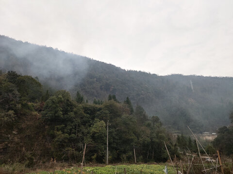 早晨的远山