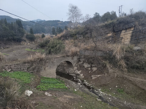 山里的石拱桥