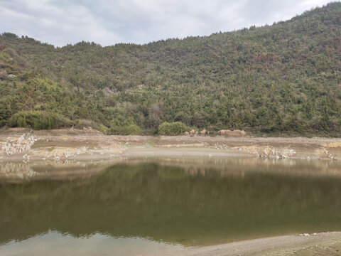 青山与绿水