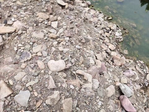 河水与石头