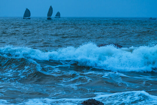 清晨的海浪帆船