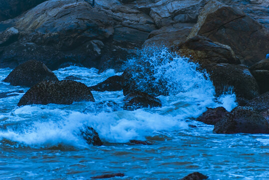 蔚蓝色海浪拍岸