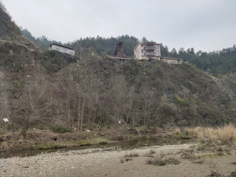 干枯的河水与建筑