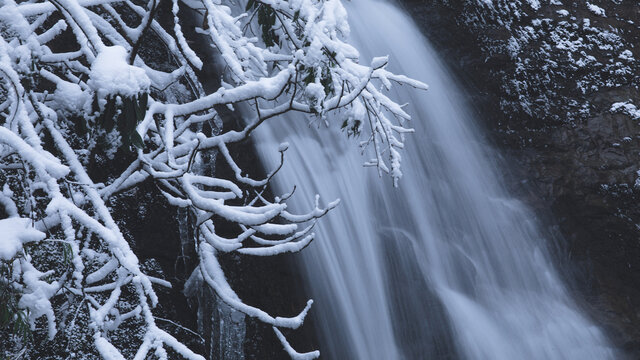 冬季雪景树林森林和瀑布