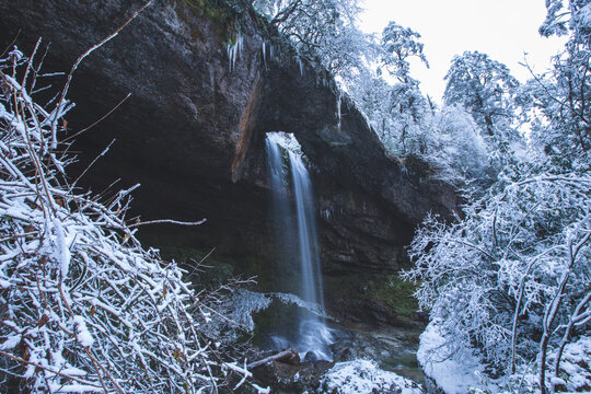 冬季雪景树林森林和瀑布